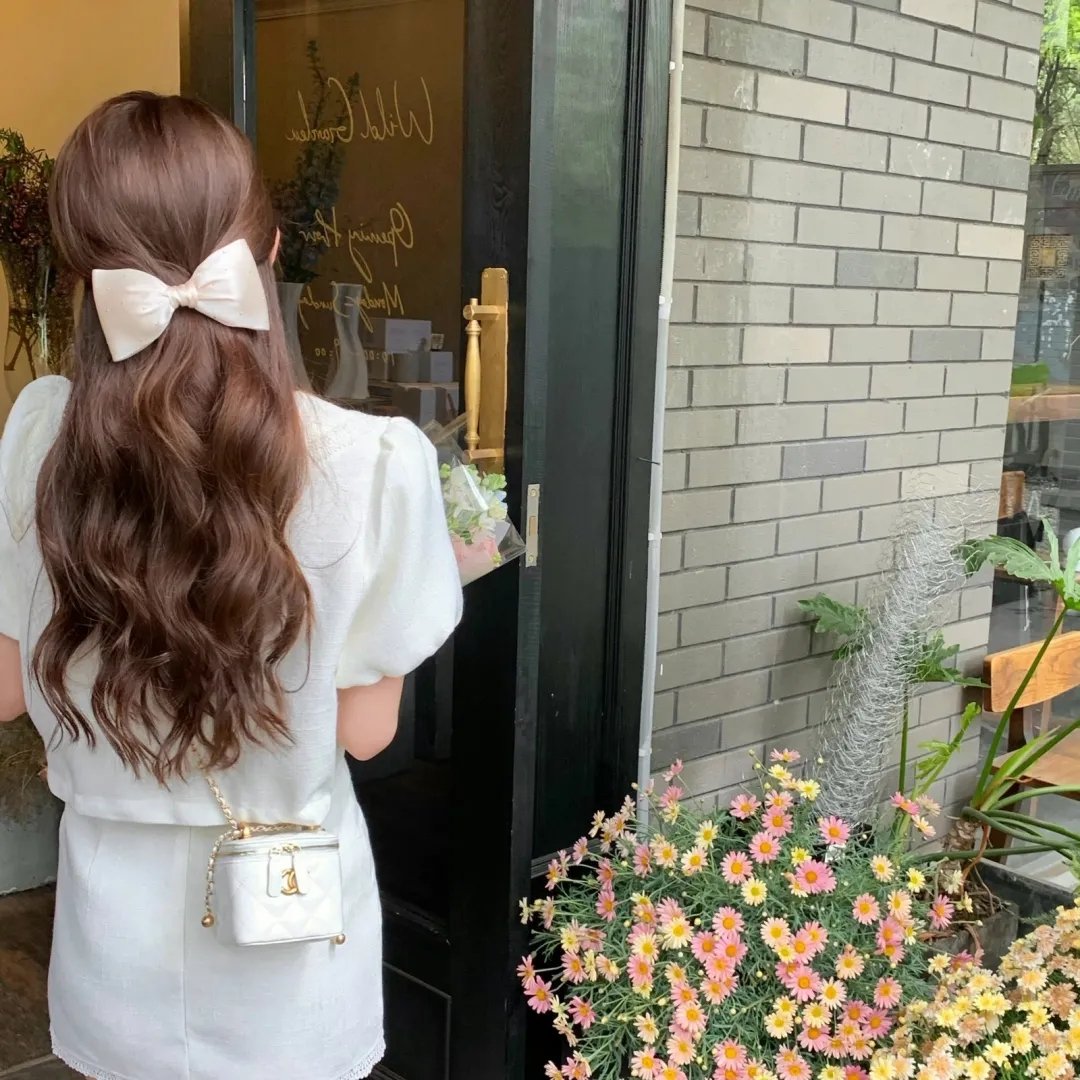 给小酒馆女子喝高杯酒